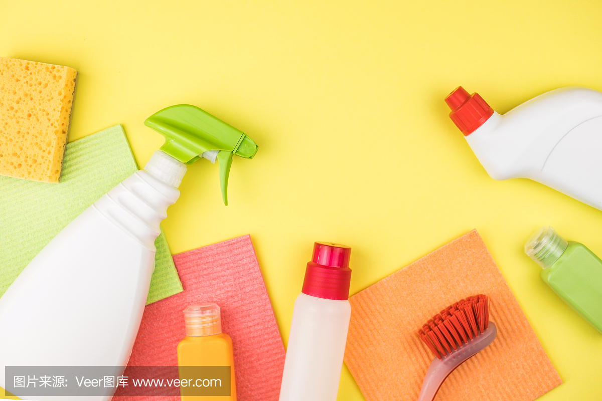 家用清潔產品是黃色的背景。